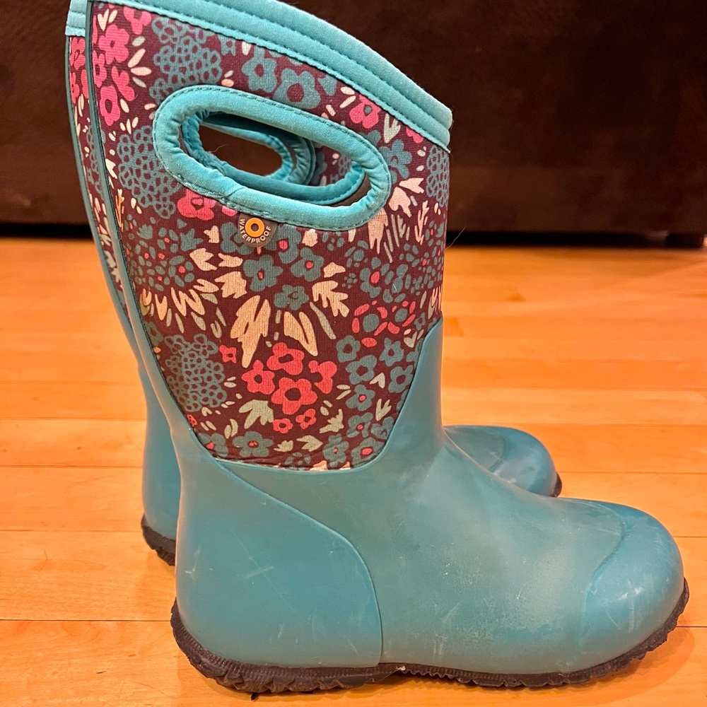 Bogs girls boot size 2 blue aqua color with floral design